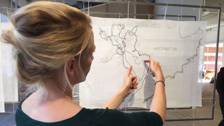 Konstnär Caroline Mårtensson Visar Sitt Verk På Man And Biosphere På Konsthallen. Foto: Åsa Pearce