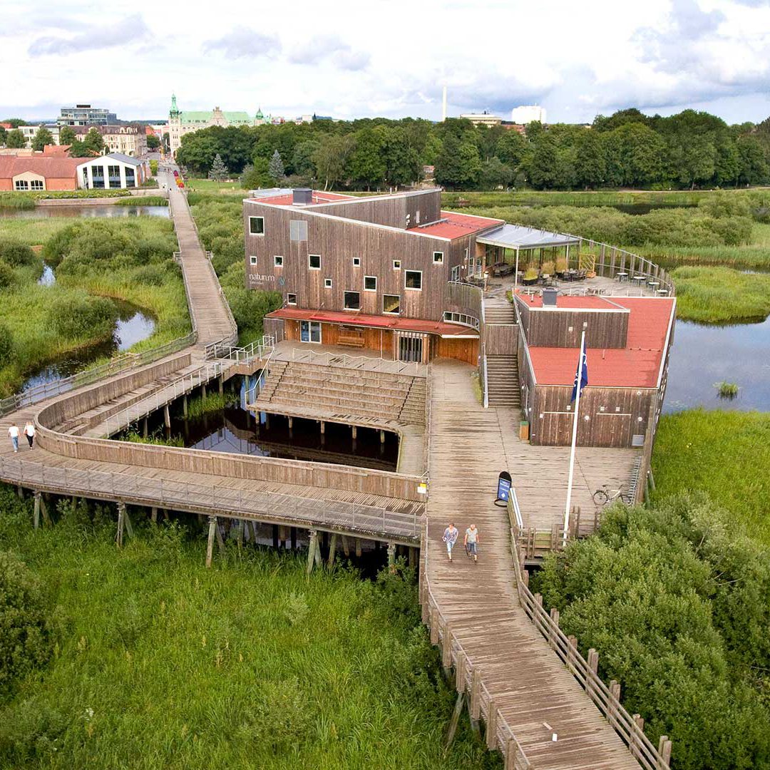 Naturum_fr-bron_PO Naturum Vattenriket sett från parkeringen med staden i bakgrunden. Foto Patrik Olofsson/N
