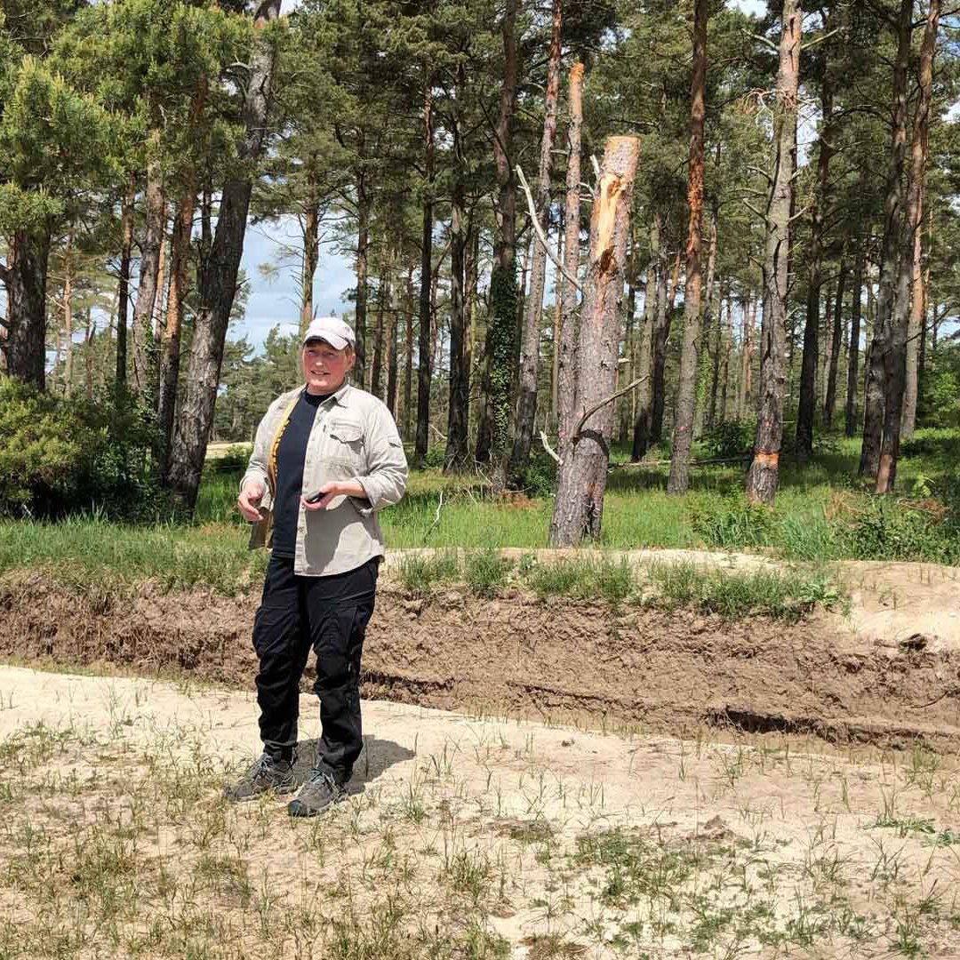 horna-artrik-vandring-pyret Pyret Ovesson på Horna sandar framför bihak och veteraniserat träd. Foto Ebba Trolle