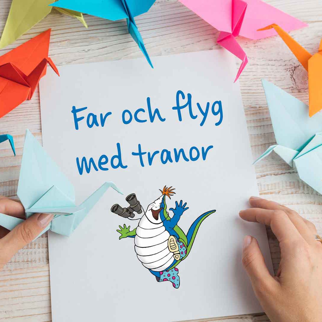 tranflygnin_AdobeStock Papperstranor i olika färger, två händer och texten Far och flyg med tranorna.I mitten är fantasifiguren Plask
