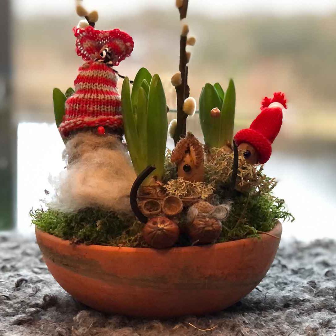 Julpynt med tomtar, liten mus i en julgrupp