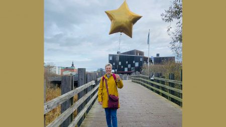 Karin Magntorn Med En Ballongstjärna Framför Naturum