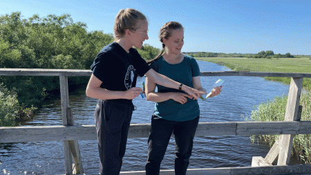 Marleen Schwartz Och Katja Malmborg Studerar Ekosystemtjänster I Vattenriket