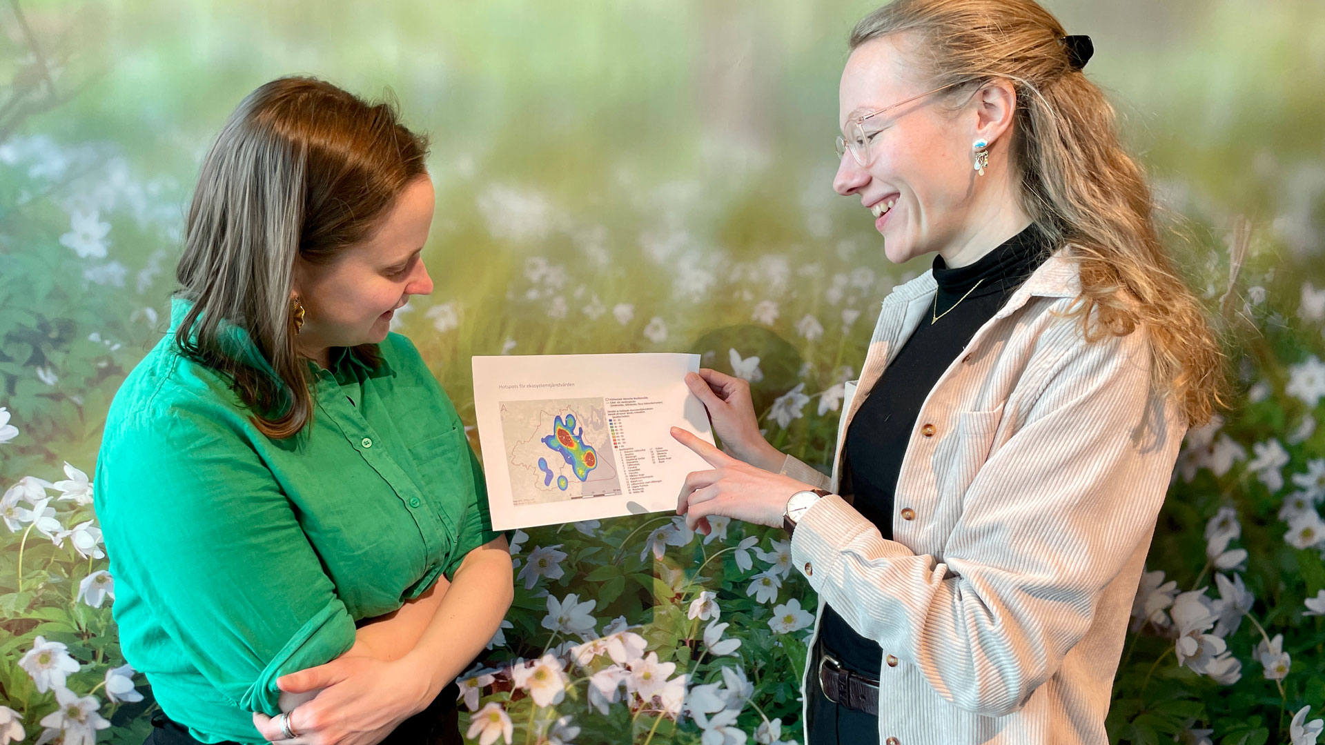 Marleen Schwarze visar karta för Katja Malmborg