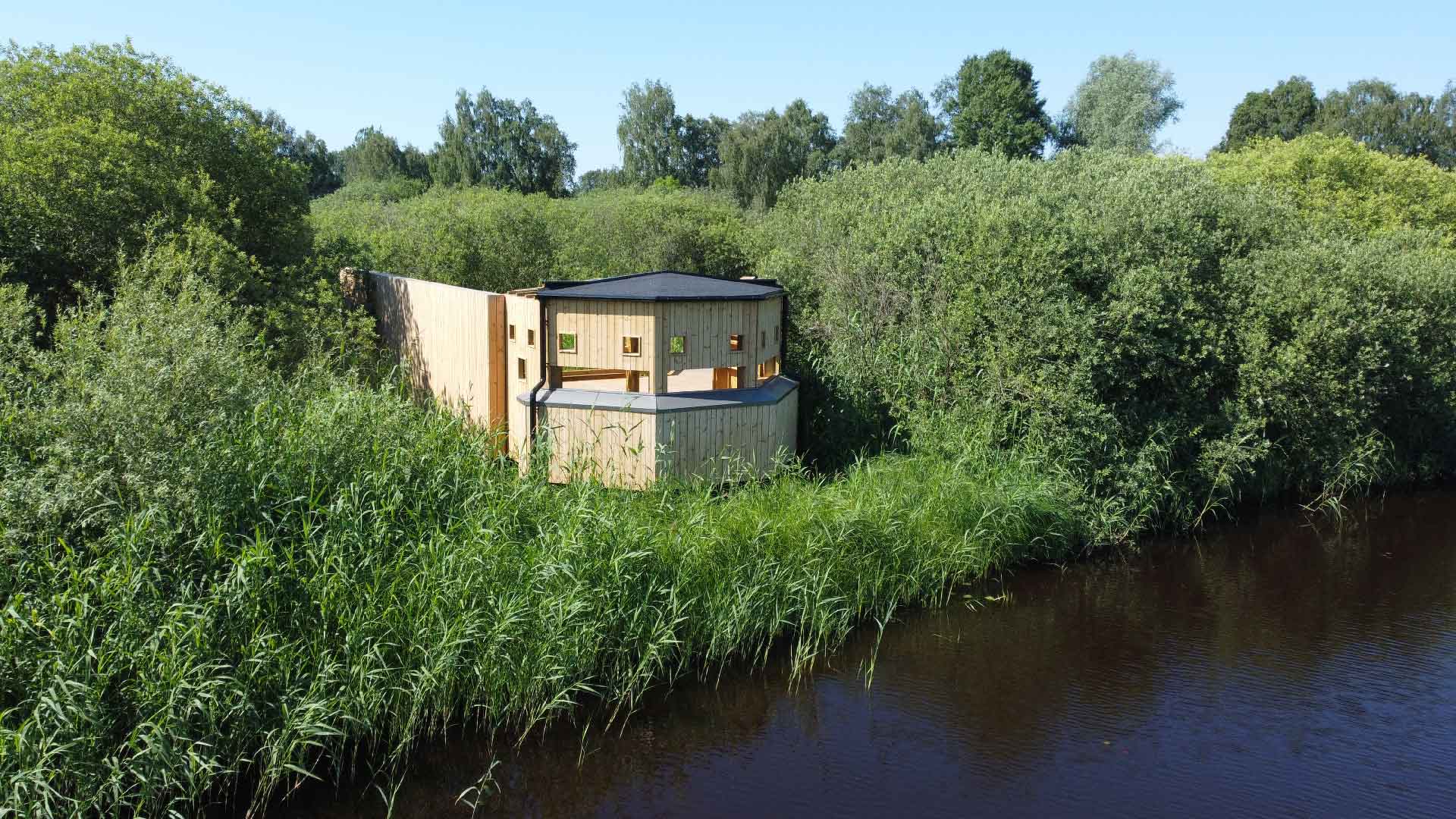 Gömslet i Årummet ligger i videsnåren med utsikt över naturumsjön och naturum. Foto Mattis Vindelman