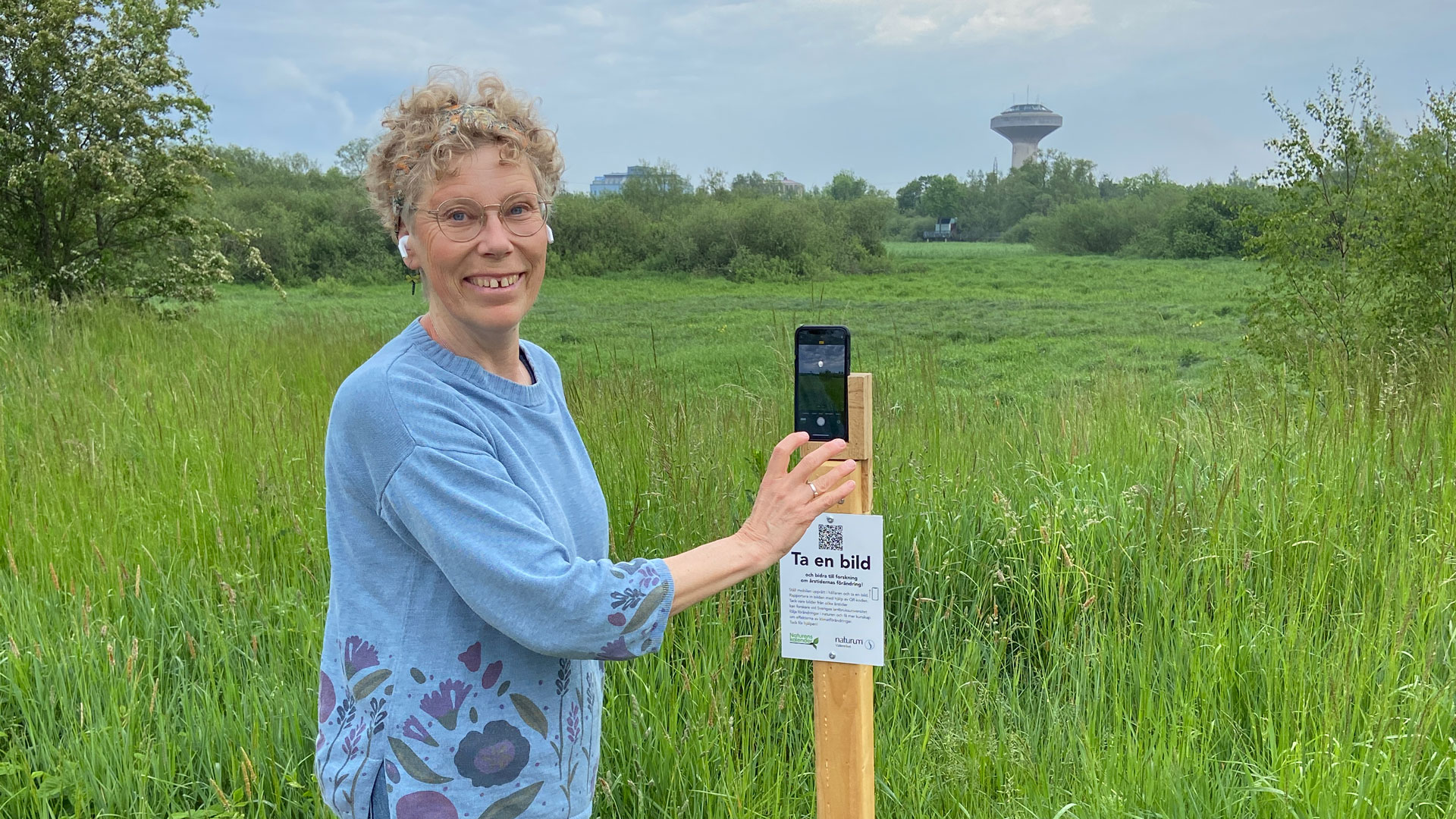 Karin Magntorn visar photo pointen vid naturum Vattenriket