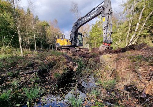 Grävmaskin pluggar igen dike på Fjällmossen'. Foto Mattis Vindelman
