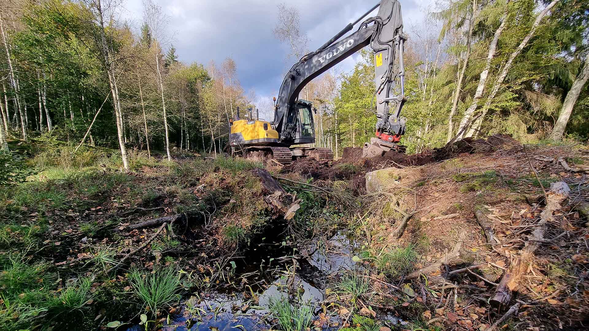 Grävmaskin pluggar igen dike på Fjällmossen'. Foto Mattis Vindelman