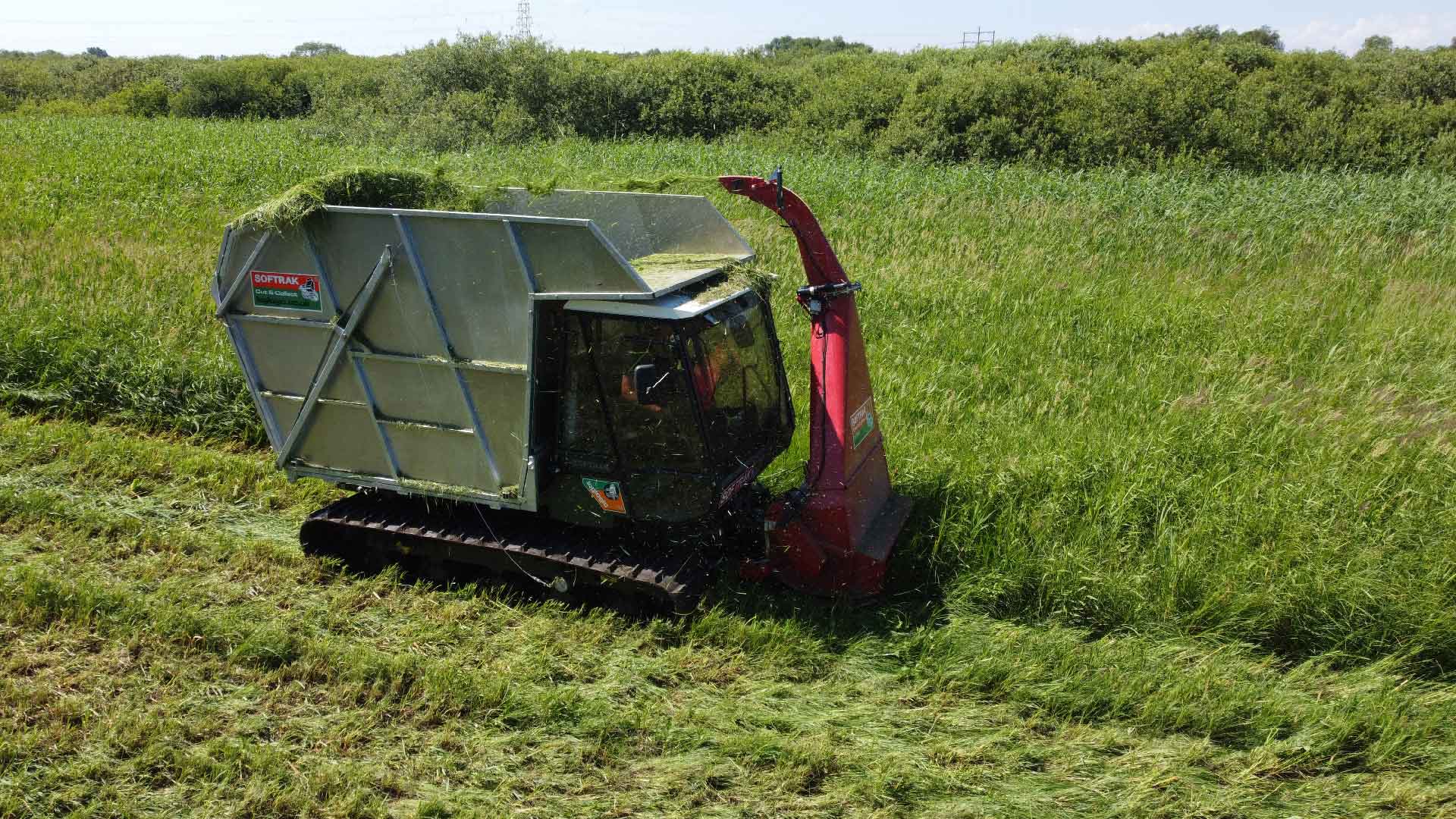Slåttermaskin som samlar upp höet. Foto Biosfärkontoret