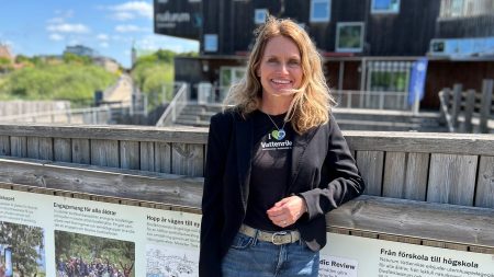carina Wettemark utanför naturum Vattenriket foto: Åsa Pearce