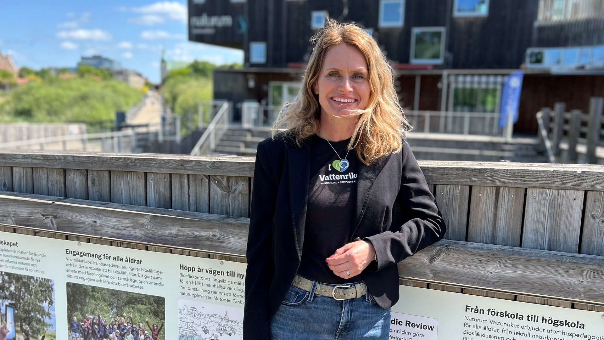 carina Wettemark utanför naturum Vattenriket foto: Åsa Pearce