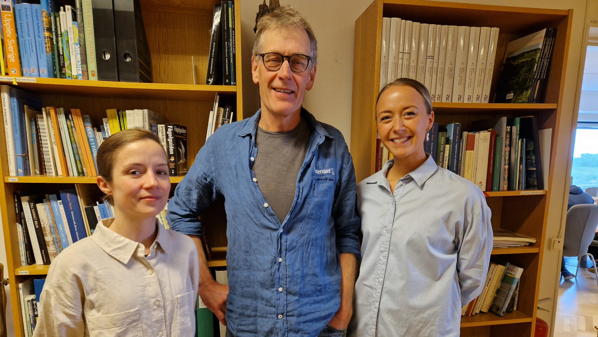 Malin Majoran och Sofie Falinder med sin ena handledare Per Torstensson, Biosfärkontorets limnolog. Den andra handledaren var Henric Djerf, lektor i miljövetenskap vid Högskolan Kristianstad.