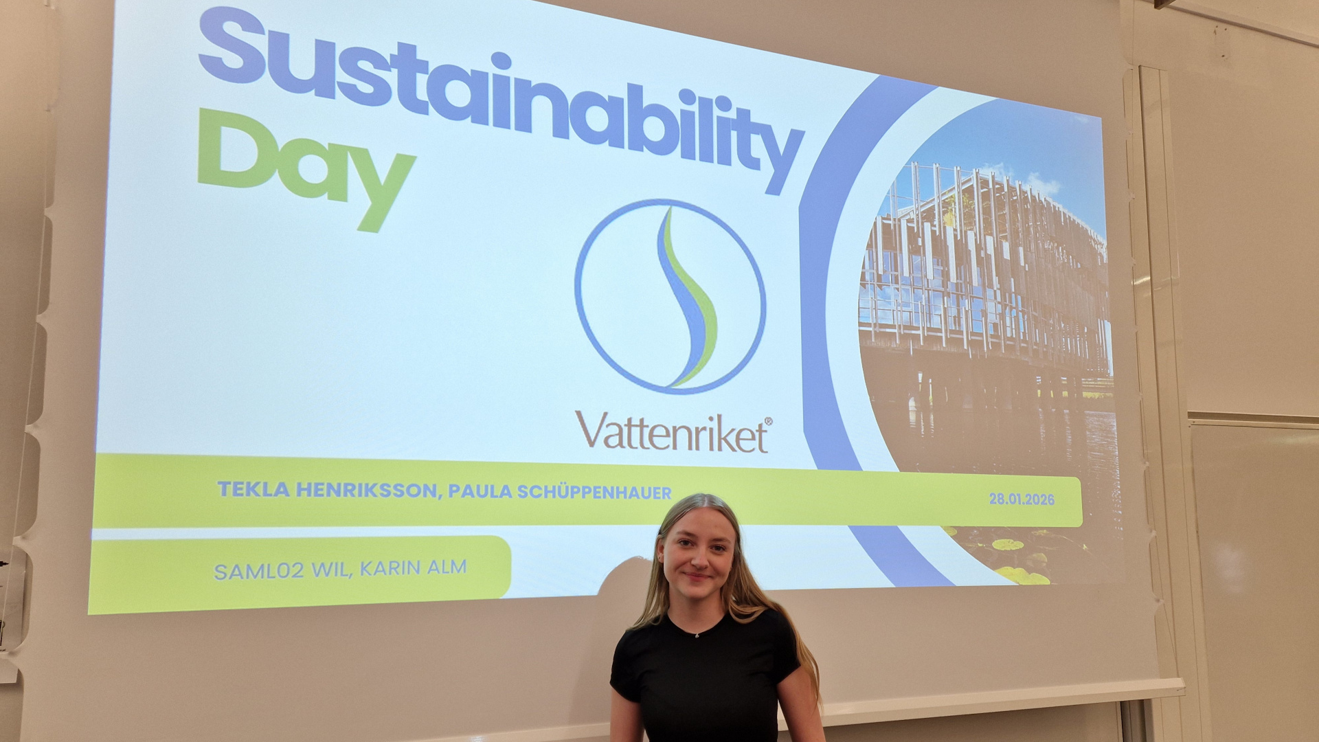 Studenten Tekla Henriksson framför sin presentation om Vattenrikets biosfärambassadörer. Foto: Abigail Sykes