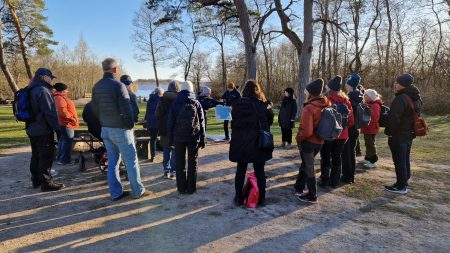 En grupp blivande biosfärambassadörer samlade vid Vattenrikets besöksplats Ekenabben. Foto: Abigail Sykes