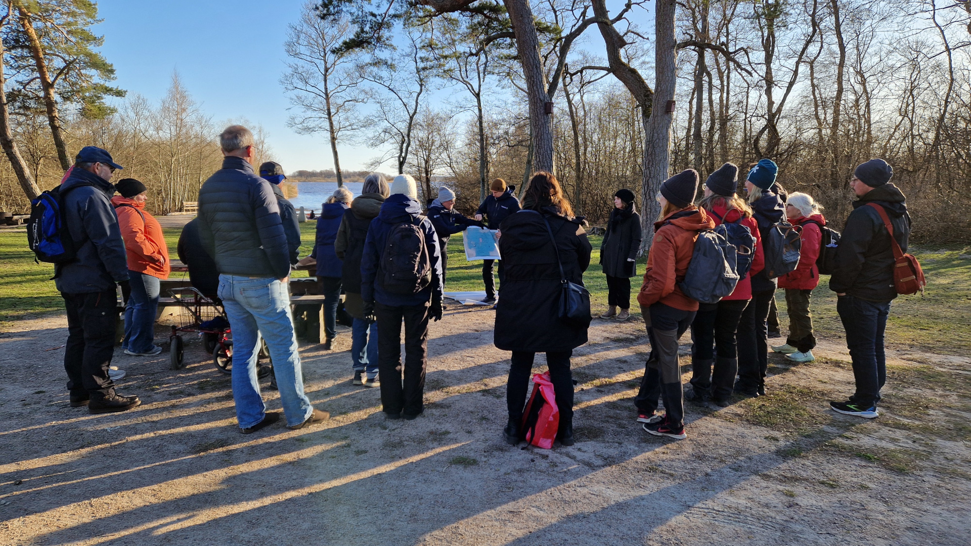 En grupp blivande biosfärambassadörer samlade vid Vattenrikets besöksplats Ekenabben. Foto: Abigail Sykes