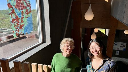 ny konst på naturum av evelina chun . här med naturumföreståndare Karin Magntorn