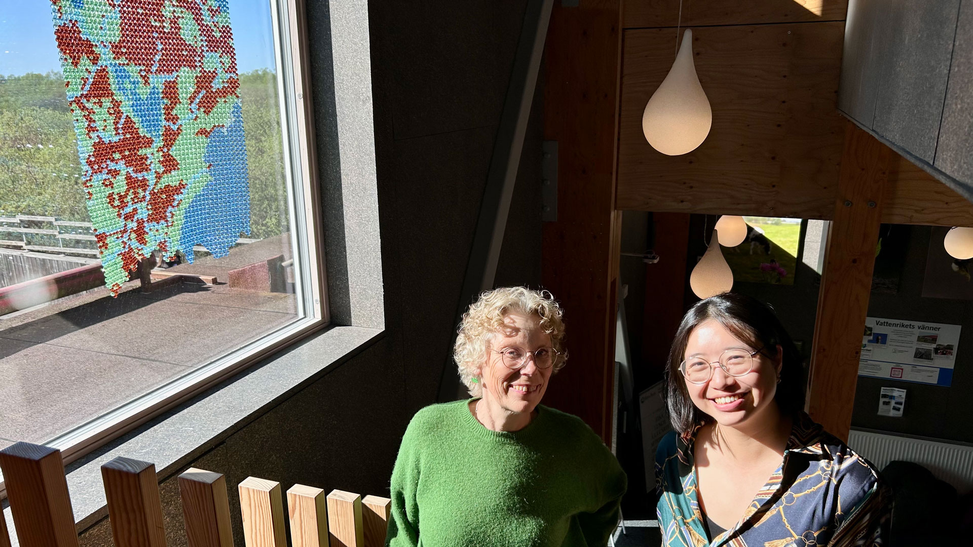 ny konst på naturum av evelina chun . här med naturumföreståndare Karin Magntorn