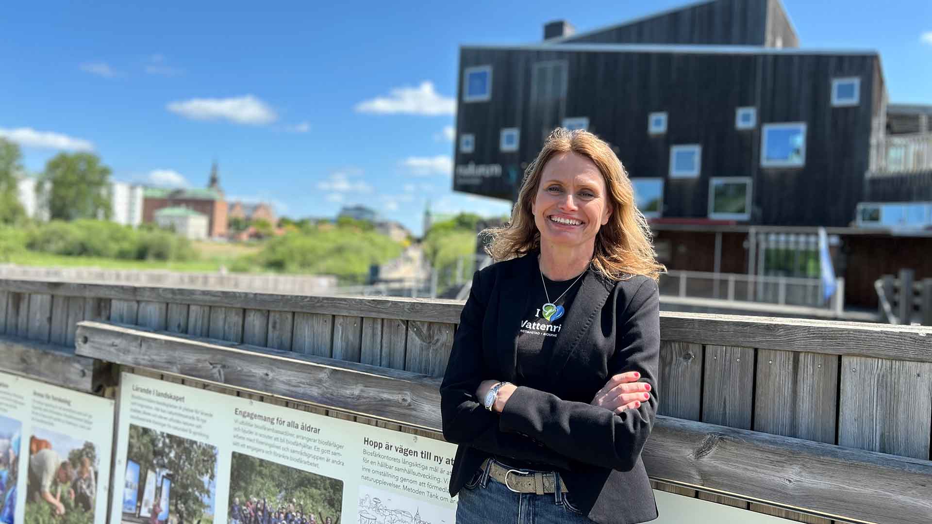 Biosfärkoordinator Carina Wettemark står framför naturum Vattenriket. Foto Åsa Pearce