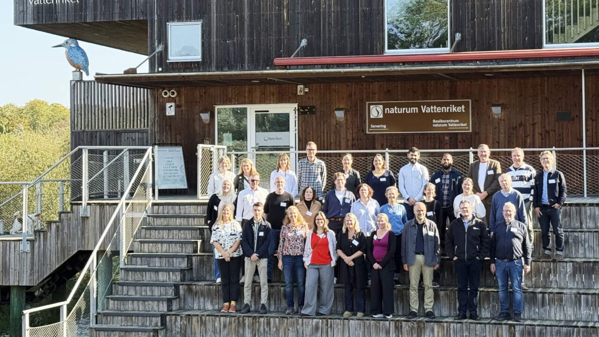 Gruppbild på deltagare i projektet Kystklar utanför naturum Vattenriket. Foto: Gate21