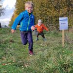 Två barn springer i gräset. Foto Biosfärkontoret