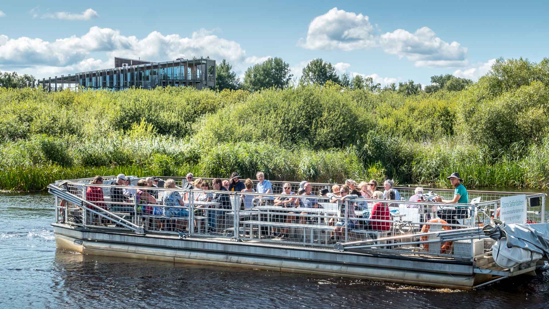 Stora Safaribåten med naturum i bakgrunden. Foto Pär Lindholm